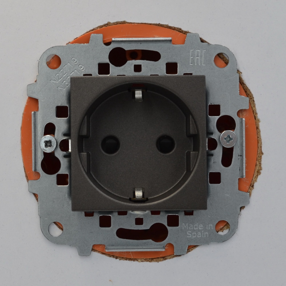 Розетка Zenit антрацит 1-на з заземленням та захисними шторками ( 2CLA228800N1801 )