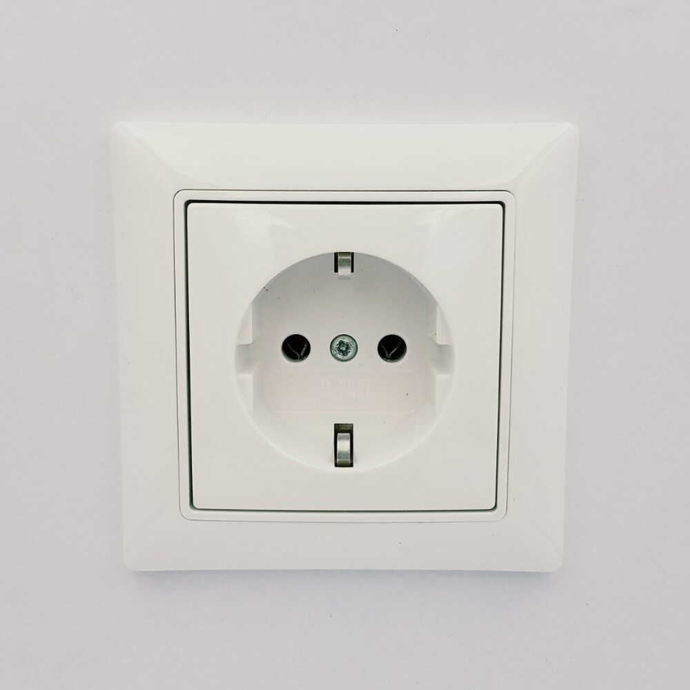 Розетка ABB basic55 біла 1-на з заземленням ( 2CKA002011A3855 )