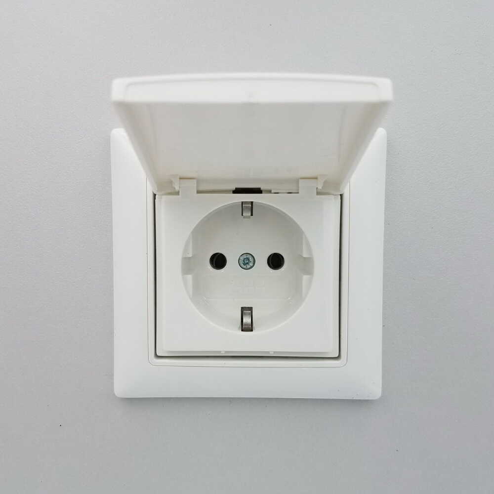 Розетка ABB basic55 біла 1-на з заземленням з кришкою ( 2CKA002018A0350 )