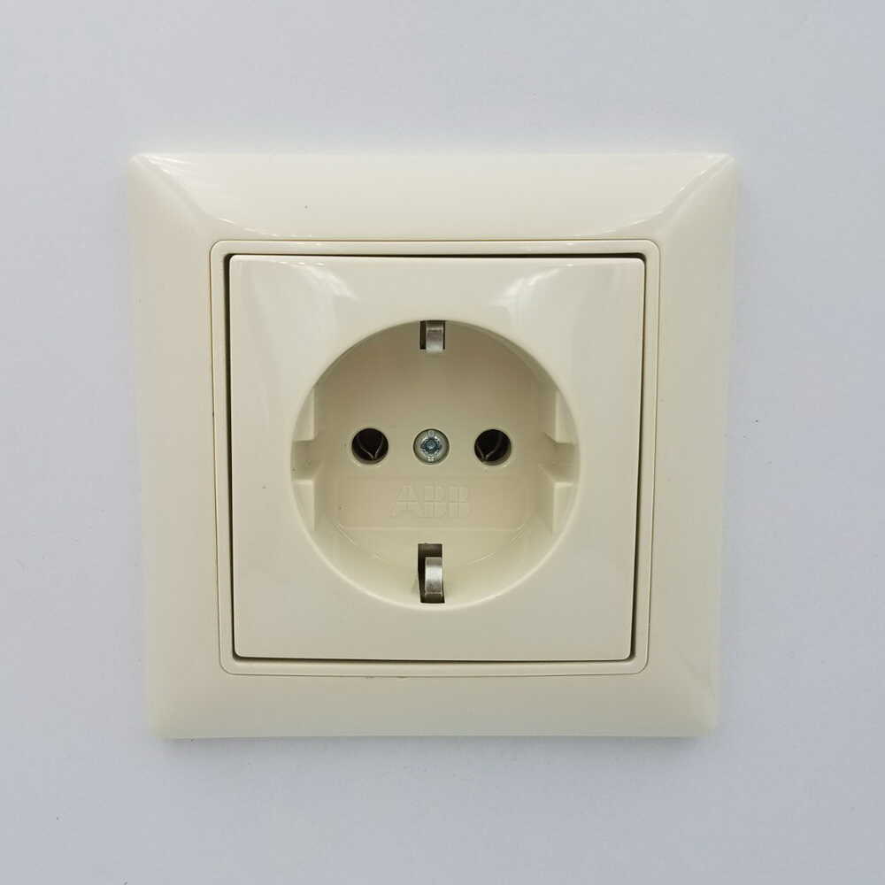 Розетка ABB basic55 cлонова кість 1-на з заземленням ( 2CKA002011A3857 )