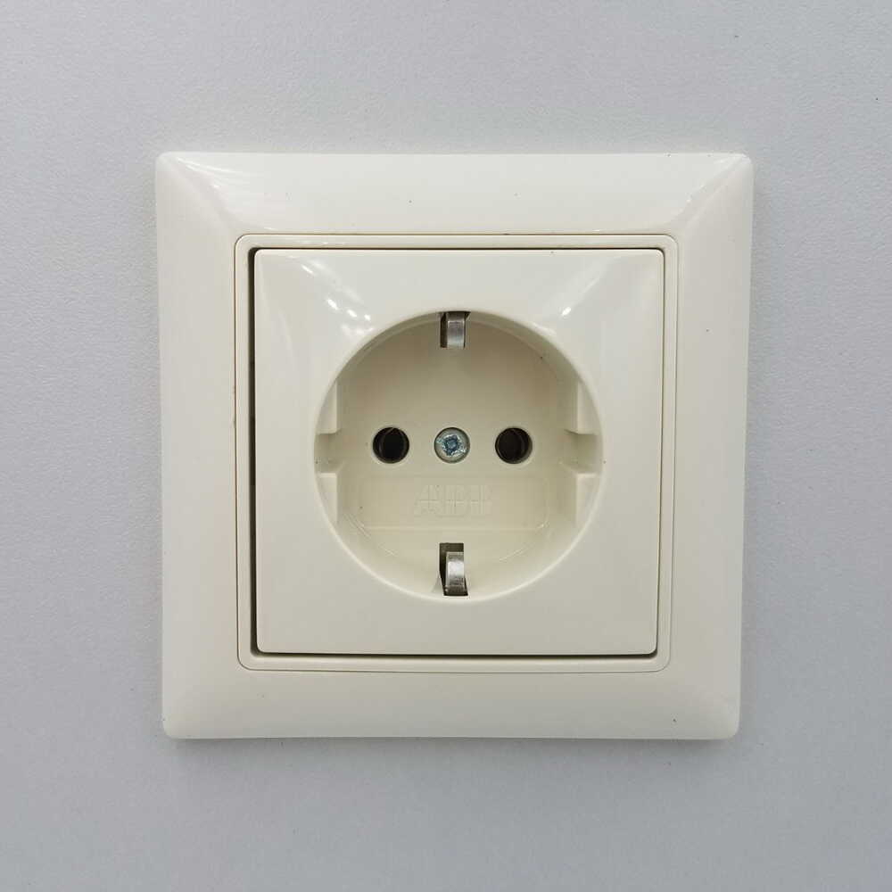Розетка ABB basic55 cлонова кість 1-на з заземленням ( 2CKA002011A3857 )
