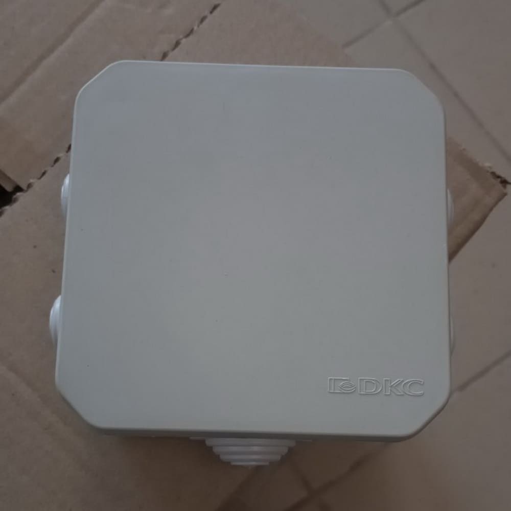 Коробка розподільча ДКС 100х100х50 сіра IP55 ( 54800 ) Коробка розподільча ДКС 100х100х50 сіра IP55 ( 54800 )