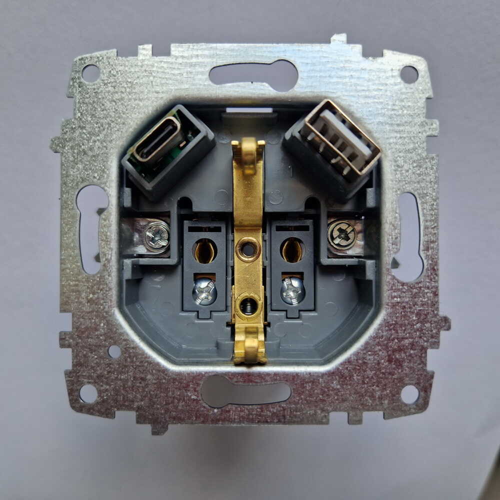 Розетка ZENA ELBI чорний металік 1-на з заземленням + 2USB ( Type C+A ) без рамки ( 609-011100-334 )