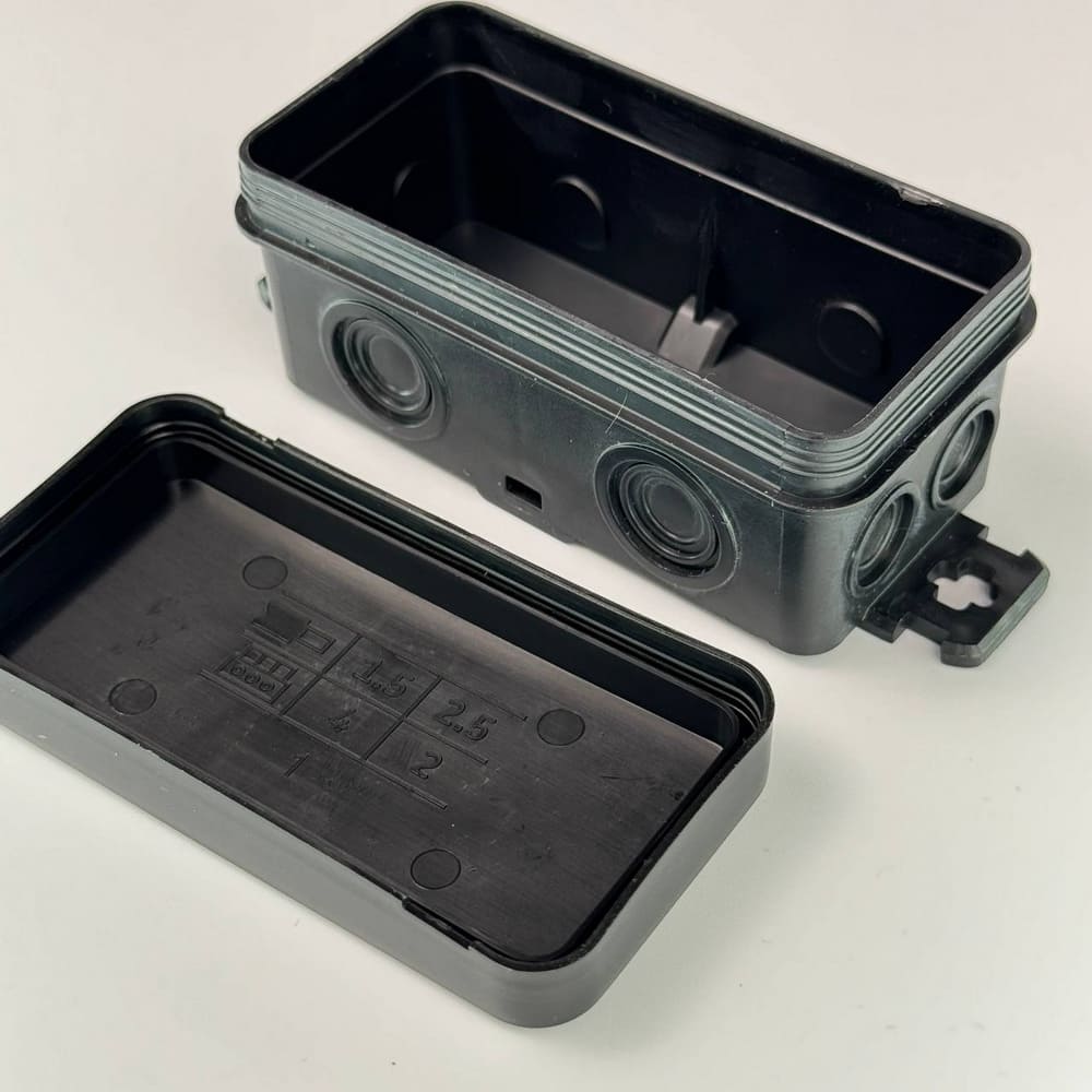 Коробка розподільча СКІМ K45B 85х43х39 чорна IP44 ( B1102005 ) Коробка розподільча СКІМ K45B 85х43х39 чорна IP44 ( B1102005 )