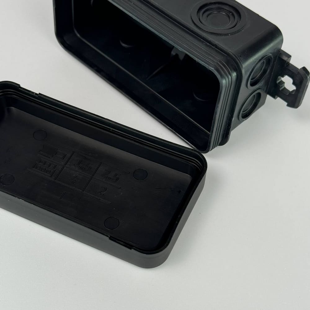 Коробка розподільча СКІМ K45B 85х43х39 чорна IP44 ( B1102005 ) Коробка розподільча СКІМ K45B 85х43х39 чорна IP44 ( B1102005 )