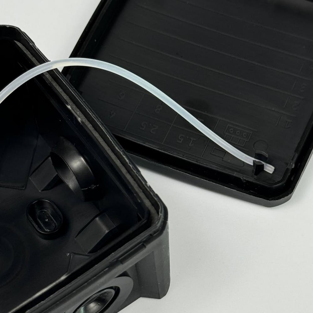 Коробка розподільча СКІМ K85B 88х88х52 чорна IP65 ( B1102007 ) Коробка розподільча СКІМ K85B 88х88х52 чорна IP65 ( B1102007 )