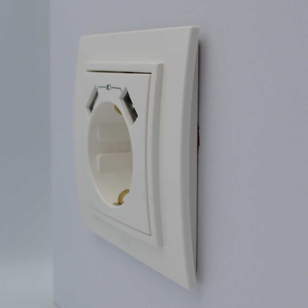 Розетка ZENA ELBI біла 1-на з заземленням + 2USB без рамки ( 609-010200-317 ) Розетка ZENA ELBI біла 1-на з заземленням + 2USB без рамки ( 609-010200-317 )